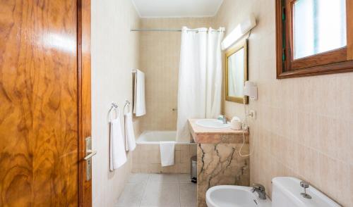 uma casa de banho com um lavatório, um WC e uma banheira em Blue Sea Hotel Los Fiscos em Puerto del Carmen