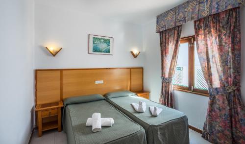 een slaapkamer met een bed en een raam bij Blue Sea Hotel Los Fiscos in Puerto del Carmen