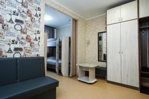 スィクティフカルにあるКарамбольのベッドルーム1室(二段ベッド付)