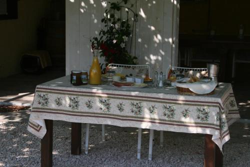 einen Tisch mit einem Tischtuch darüber in der Unterkunft I Magnoni in Pergola