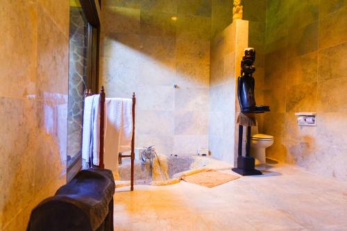 bagno con doccia e servizi igienici di Medana Resort Lombok a Tanjung