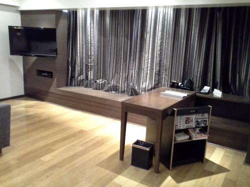 En tv och/eller ett underhållningssystem på Svenska Design Hotel