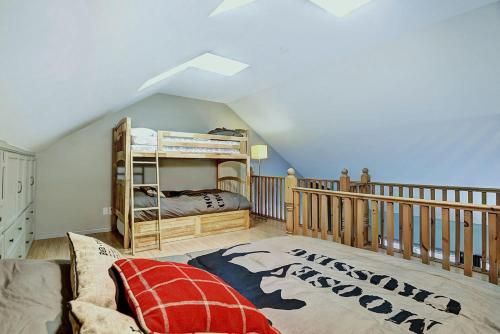 a bedroom with bunk beds on a balcony at Condo 306 33 Chemin du Hameau by Les Chalets Alpins in Stoneham