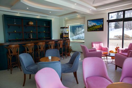 Televisyen dan/atau pusat hiburan di Black Forest Hotel