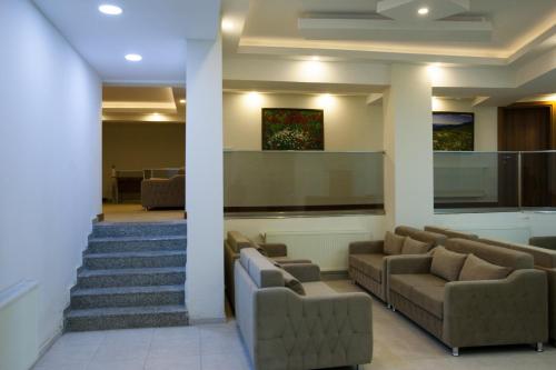 Ruang duduk di Black Forest Hotel