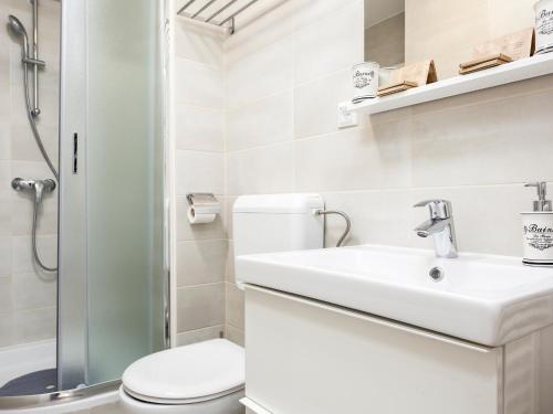 Koupelna v ubytování OLIVA 4 STARS