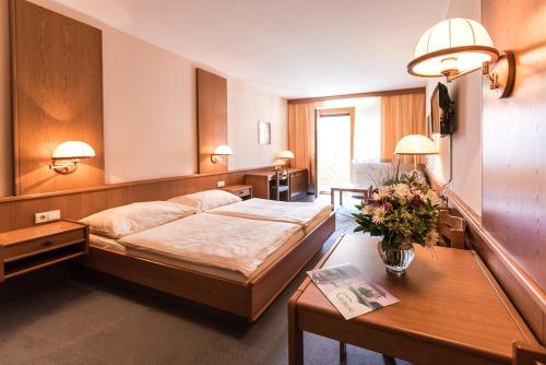A bed or beds in a room at Gasthof zum Hirschen