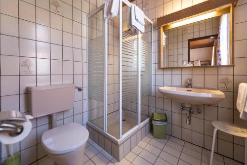 A bathroom at Gasthof zum Hirschen