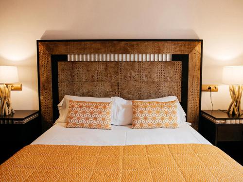 Apartamentos Art Suite Santander في سانتاندير: غرفة نوم بسرير كبير فيها مصباحين