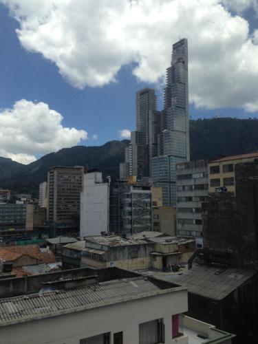 vistas a una ciudad con edificios altos en Hotel Manila Plaza en Bogotá
