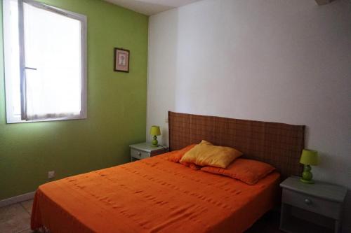 ビスカロッスにある46 IMPASSE DES MOINEAUX - 005の緑のベッドルーム(窓付)のオレンジ色のベッド1台