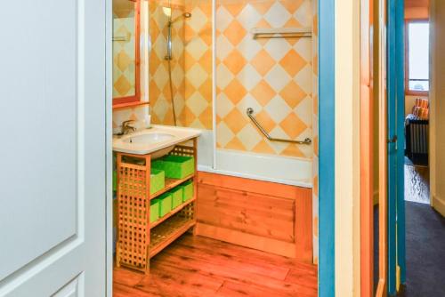 une salle de bain avec un lavabo et une baignoire dans l'établissement Residence La Marelle et Le Rami - maeva Home, à Les Coches