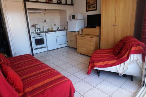 ビスカロッスにある112 RÉSIDENCE LES SABLES -004のキッチン(赤い毛布付)が備わる客室です。