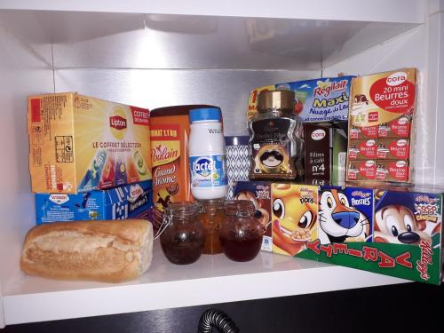 a shelf in a refrigerator filled with food at Un Spa au Canyon in Freyming