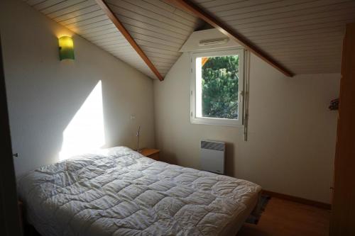 ビスカロッスにある250 AVENUE FERNAND LAFFARGUE -023のベッドルーム(白いベッド1台、窓付)