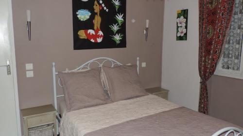 ein kleines Schlafzimmer mit einem Himmelbett an der Wand in der Unterkunft Le Mas de Cascabel in Causse et Diege