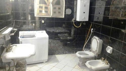 ein Badezimmer mit Toilette und Waschbecken in der Unterkunft Octobar City Villa in Kairo