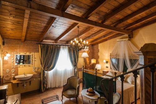 una camera con letto, lavandino e finestra di Podere Sant'Angelo a Vernasca