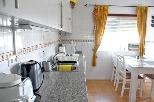 O bucătărie sau chicinetă la Lilas' Private Accommodation