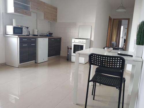 Cucina o angolo cottura di Valentinos Apartments