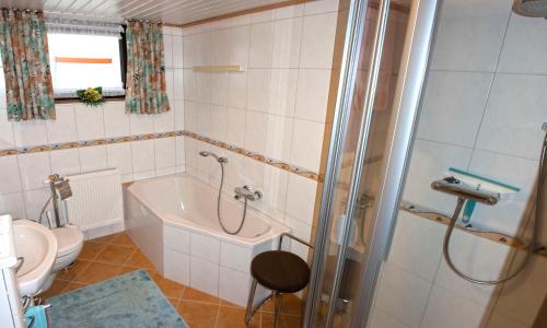 Ένα μπάνιο στο Ferienwohnung Haus Franziska