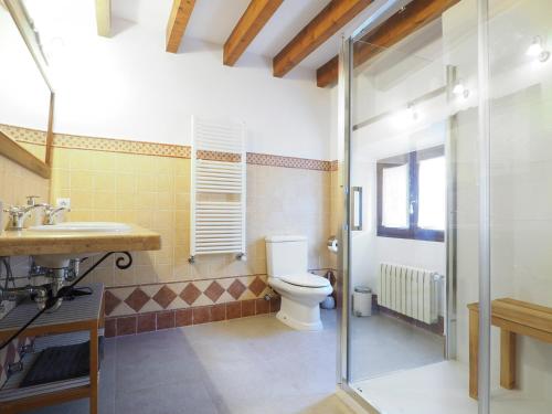 W łazience znajduje się toaleta, umywalka i prysznic. w obiekcie Casa Galileo w mieście Costitx