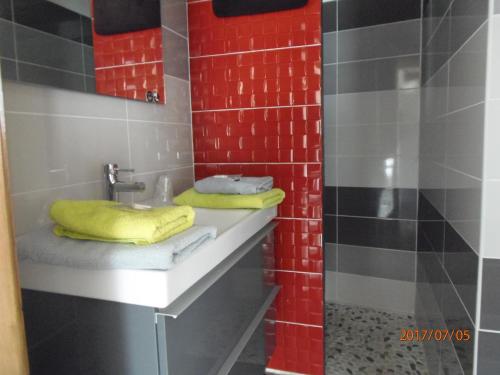 Phòng tắm tại mini villa studio que du bonheur