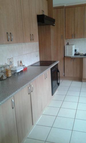 Una cocina o zona de cocina en Asda guesthouse