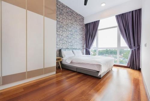- une chambre avec un lit et une grande fenêtre dans l'établissement Experience the Coast - HostaHome Suites at Paragon Residence near Downtown, à Johor Bahru