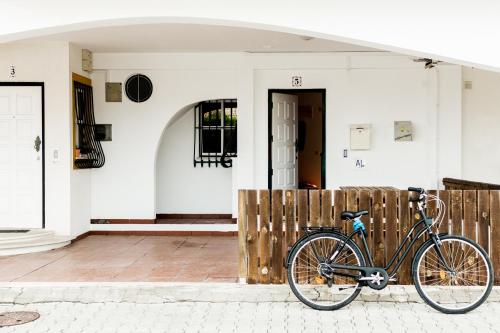 una bicicleta estacionada frente a un edificio en Family House in Baleal, en Ferrel