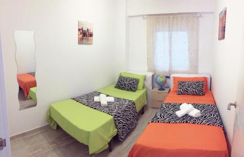 バレンシアにあるBelchiteのベッド3台が備わる部屋
