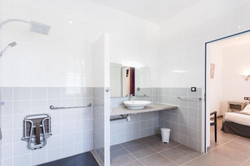 Ένα μπάνιο στο Logis Hôtel Emeraude des Bois