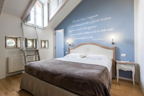 a bedroom with a bed and a wall with words on it at Villa Italia Luxury Suites and Apartments in Arco