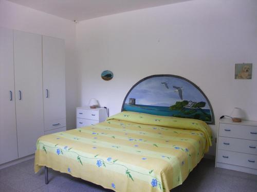 1 dormitorio con 1 cama grande y espejo grande en Locanda del Pescatore, en Palmadula