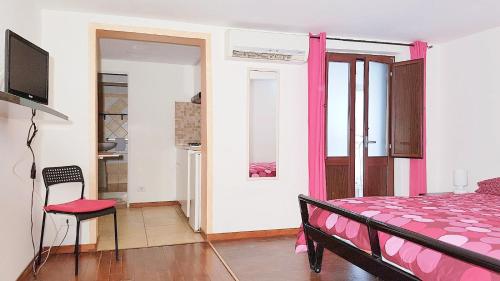ein Schlafzimmer mit einem Bett und einem TV in einem Zimmer in der Unterkunft Home Al Rifugio in Taranto