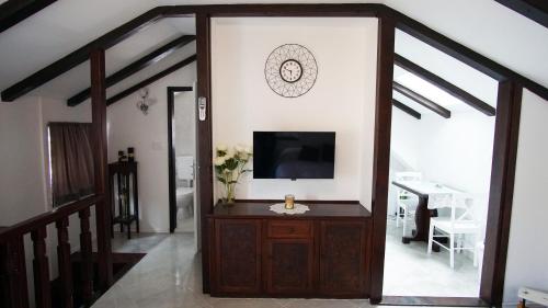 ein Wohnzimmer mit einem TV an der Wand in der Unterkunft Rooms & Studio Stipcic in Trogir