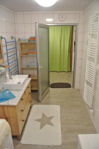 Ένα μπάνιο στο Ferienwohnung zur Mühle