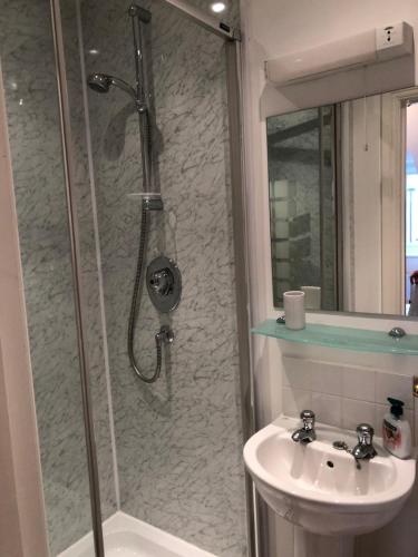 a bathroom with a shower and a sink at Jubilee House in Oakham