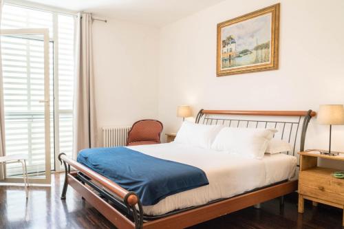 sypialnia z łóżkiem i krzesłem w obiekcie Darsena Apartment w Genui