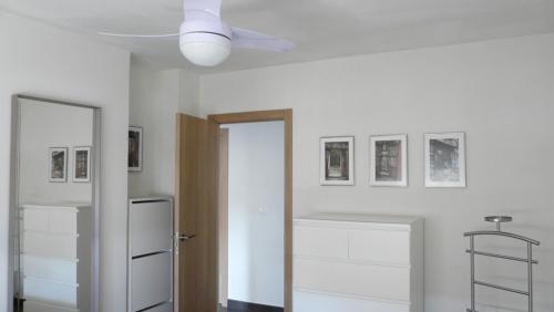 Il comprend une cuisine équipée d'un ventilateur de plafond et d'un réfrigérateur. dans l'établissement Apartamento primera línea de playa, à Benicàssim