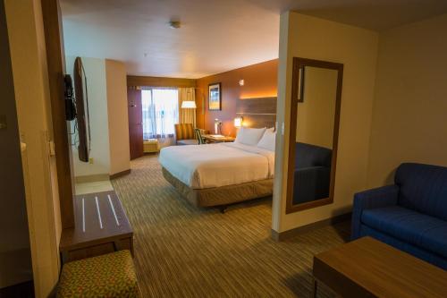 a hotel room with a bed and a couch at Holiday Inn Express Hotel & Suites Pasco-TriCities by IHG in Pasco