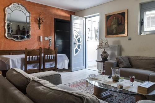 een woonkamer met een bank en een tafel bij Villa d'Irene-near athens airport , 200 meters from the beach davis in Artemida