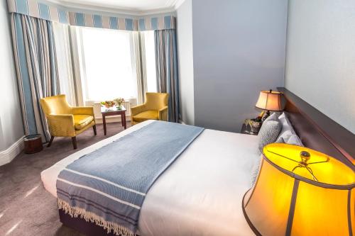 ein Hotelzimmer mit einem großen Bett und einem Fenster in der Unterkunft Connaught Lodge in Bournemouth