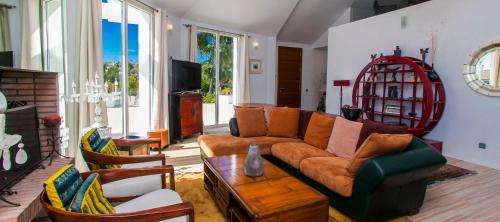 uma sala de estar com um sofá e cadeiras em Villa Capricho em Marbella