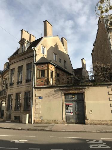 an old building on the side of a street at La chouette d'or in Dijon
