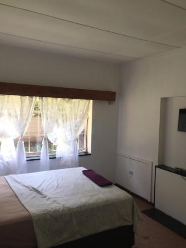 Säng eller sängar i ett rum på GM Guest House in Sasolburg Town