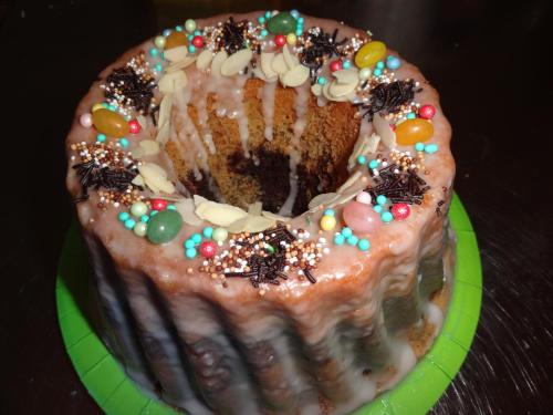 a chocolate cake with sprinkles on a green plate at DOM GOŚCINNY PTASZARNIA - NATURA-Free PARKING in Świnoujście