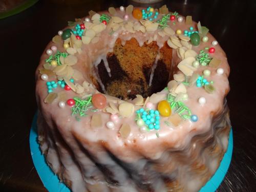 a bundt cake with sprinkles on top of it at DOM GOŚCINNY PTASZARNIA - NATURA-Free PARKING in Świnoujście