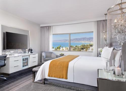 een hotelkamer met een bed en een groot raam bij Huntley Santa Monica Beach in Los Angeles