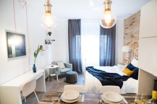 ブダペストにあるCharming Trees Apartmentのベッド、テーブル、椅子が備わる客室です。